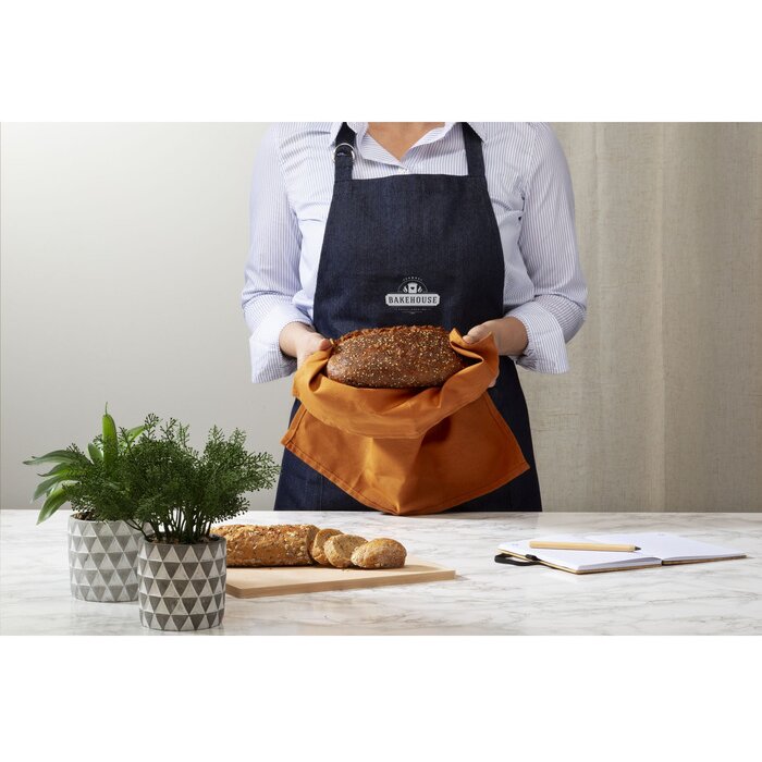 bedrukte schort in de keuken