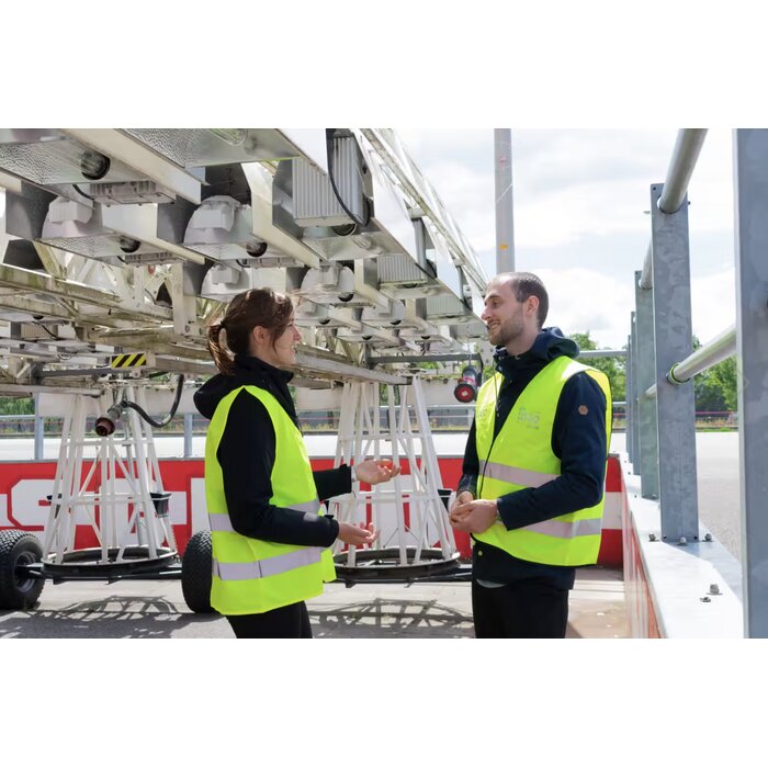 bedrukte veiligheidshesjes op de werkplaats