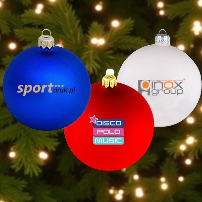 bedrukte kerstballen in een kerstboom