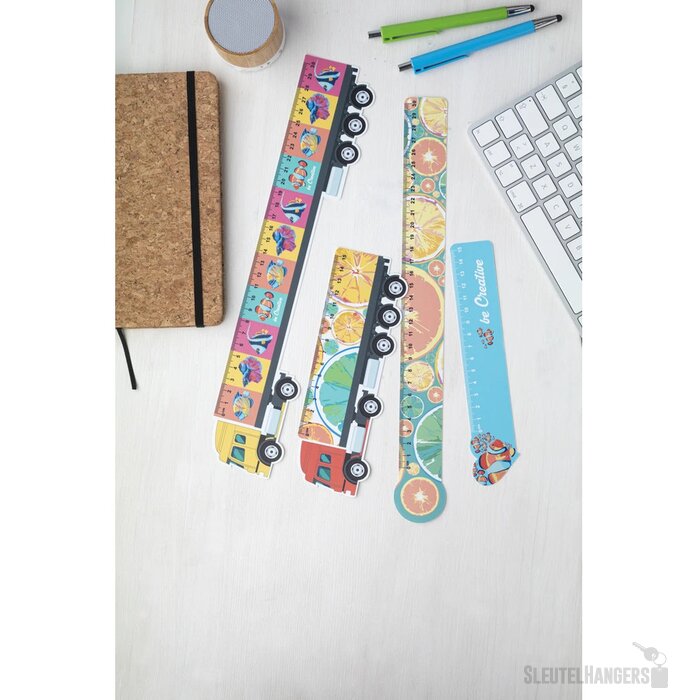 Liniaal In Vrachtwagen Vorm Wit