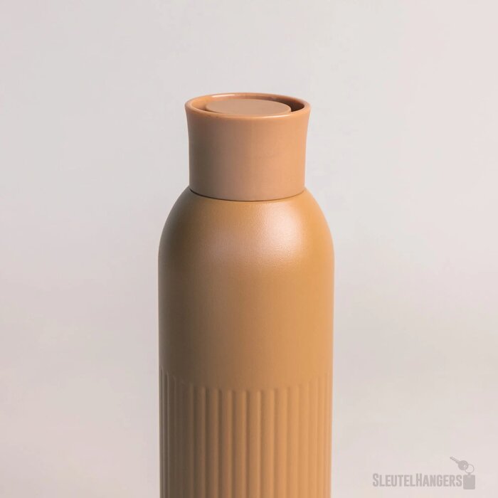 Sagaform Tekla Push stalen fles met druk dop Bruin