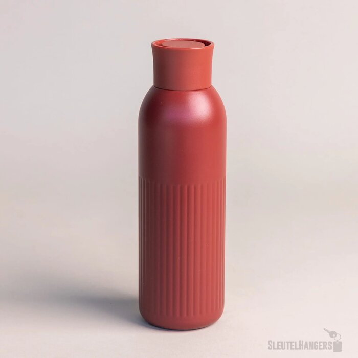 Sagaform Tekla Push stalen fles met druk dop Rood